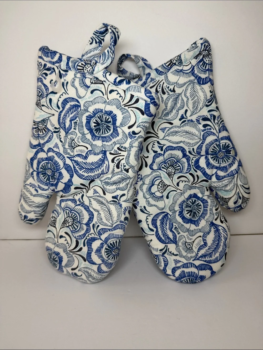 Sur La Table x Pomegranate Caroline Blue Floral Oven Mitt Set of 2 Quilted Cotto
